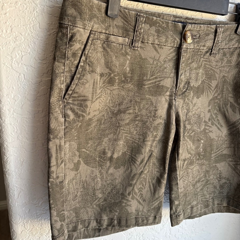 American Eagle Women 4 Bermuda Shorts Y2K Green Floral‎ Tropical Stretch Cotton - Picture 2 of 8